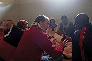 Photo of Peter Bouckaert talking with Libyans
