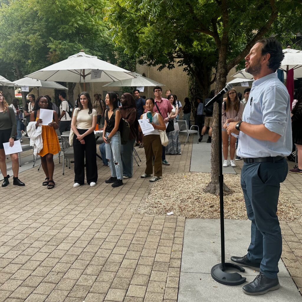 Mike Winn addresses students at the Pro Bono Fair.